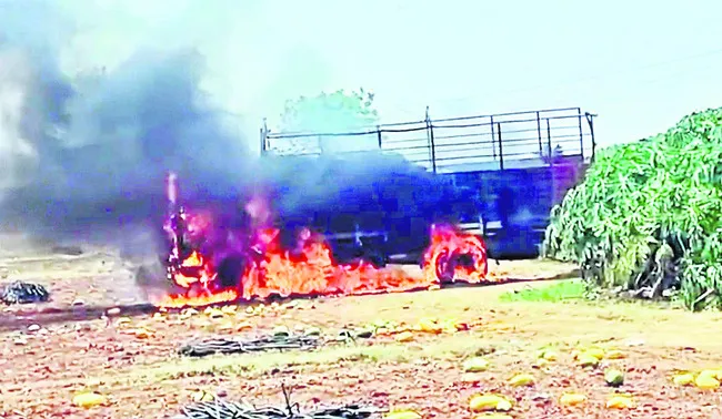 పిల్లలకు ఈత నేర్పేందుకు వెళ్లి తండ్రి మృతి 
