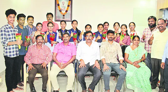 ఇంటర్‌ ఫలితాల్లో శ్రీ చైతన్య విజయ దుందుభి 
