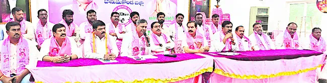 కడియం రాజీనామా చేసే వరకు వదలం