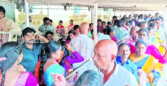 పోటెత్తిన శ్రీవారి క్షేత్రం 
