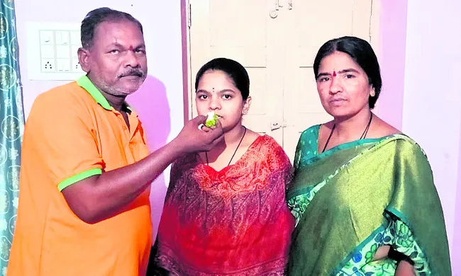 సామాన్య, సాధారణ కుటుంబాలకు చెందిన విద్యార్థులు వారు. పే