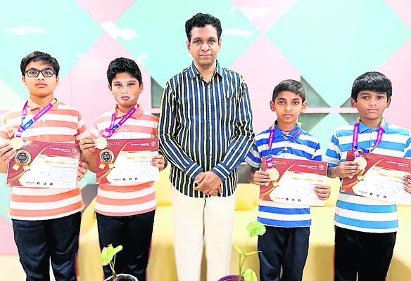 ఒలింపియాడ్‌లో అల్ఫోర్స్‌ విద్యార్థులకు పతకాలు
