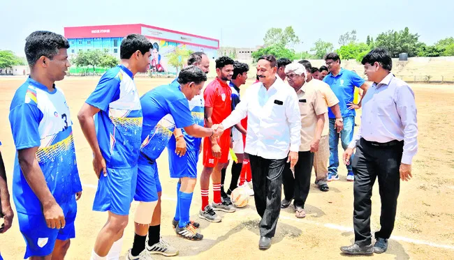 ఇన్విటేషన్‌ టోర్నీ నిర్వహించడం అభినందనీయం 