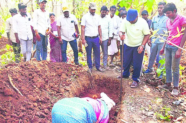 గునపం పట్టి.. కదకం తవ్వి 
