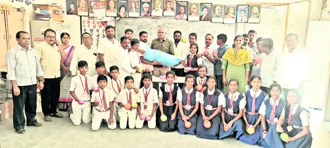 పాఠశాలకు క్రీడా సామగ్రి వితరణ
