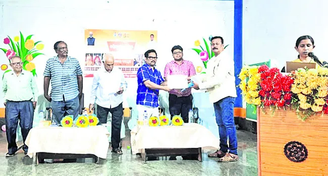 మహనీయుల జీవితం ఆదర్శం 