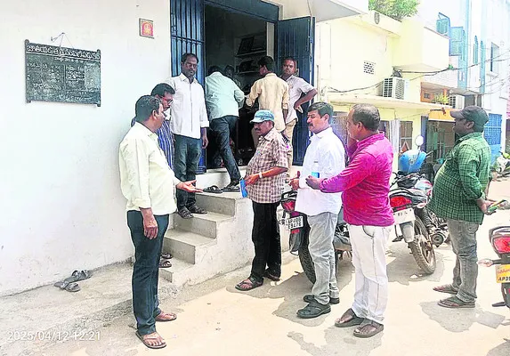 కాశీబుగ్గలో రేషన్‌ డిపో సీజ్‌ 