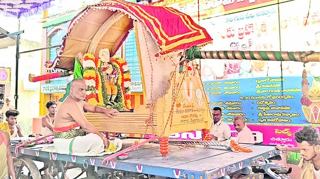వేడుకగా పుష్పపల్లకి
