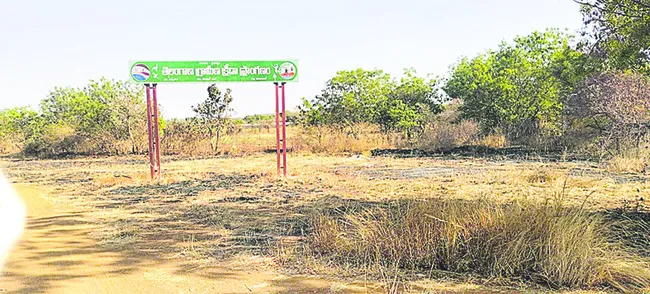 వెలవెలబోతున్న క్రీడా ప్రాంగణాలు 