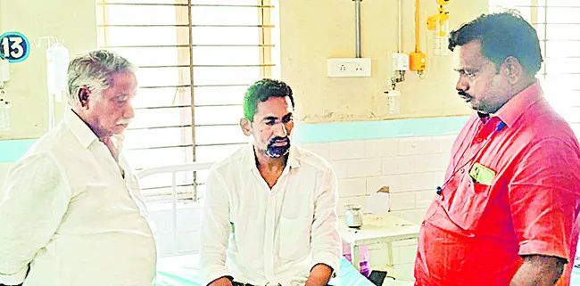 రేషన్‌ బియ్యం కొనుగోలును ప్రశ్నించిన డీలర్‌పై దాడి 