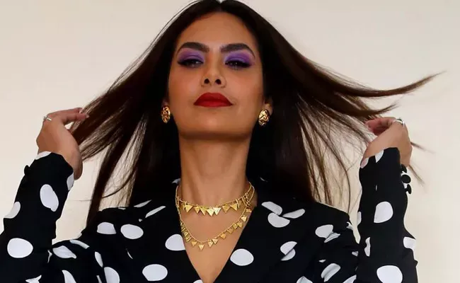 Esha Gupta Comment on doing scenes with Bobby Deol