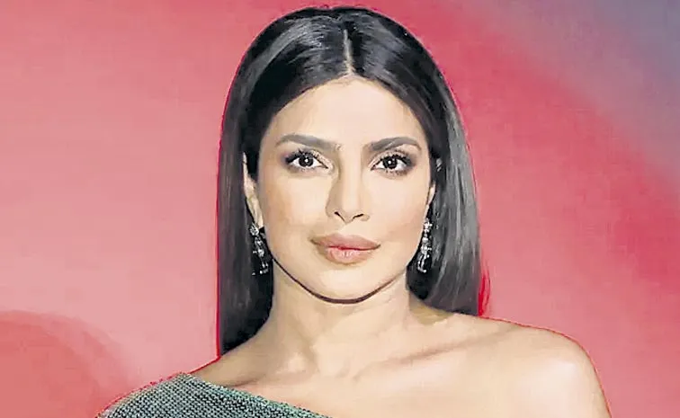 Bollywood: Priyanka Chopra reunites with Hrithik Roshan for Krrish 4