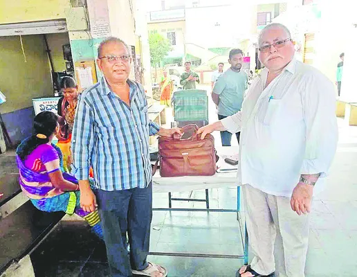 వృత్తిపై ఆర్టీసీ కంట్రోలర్‌ నిబద్ధత 