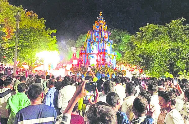 అశ్వ వాహనంపై ఊరేగిన బాలాజీ 