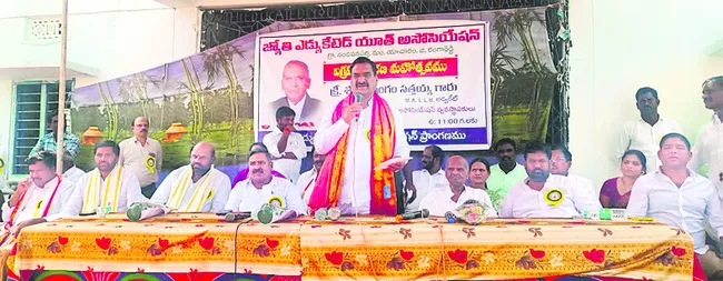 రైతులను ఇబ్బంది పెడితే ఊరుకోం 