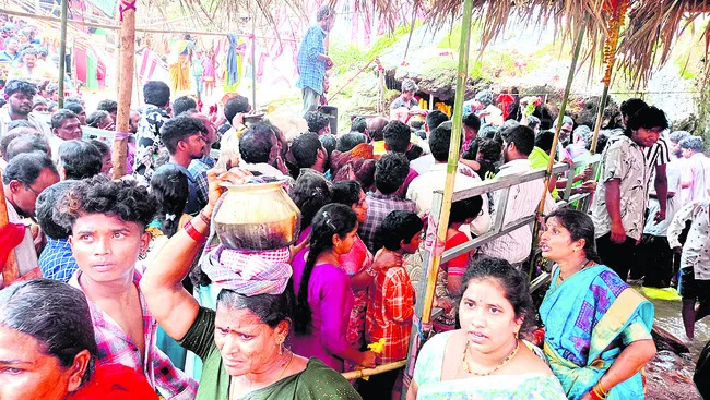 గుబ్బల మంగమ్మ గుడికి పోటెత్తిన భక్తులు  
