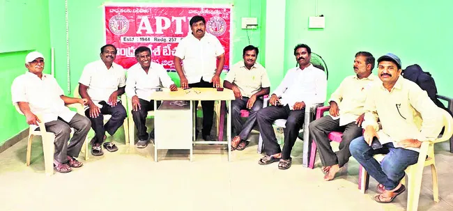 పెన్షనర్లకు డీఏ, ఐఆర్‌లను ప్రకటించాలి