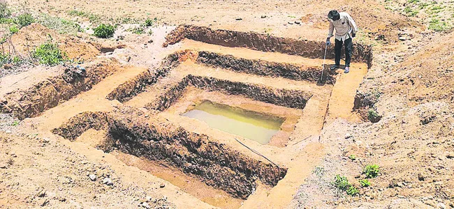 నీటి కుంట.. తీరేను చింత 