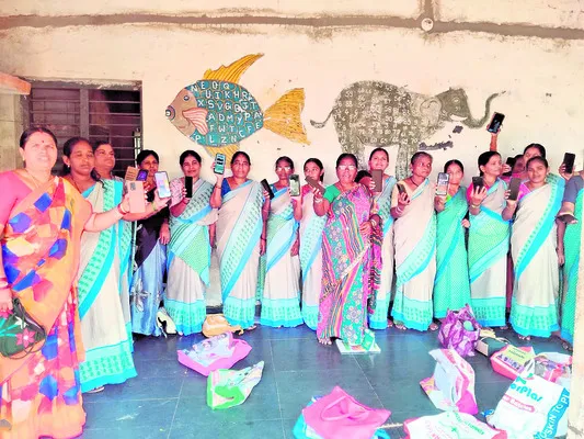 ఫోన్లు వెనక్కు ఇచ్చేస్తామంటూ ఆందోళన 
