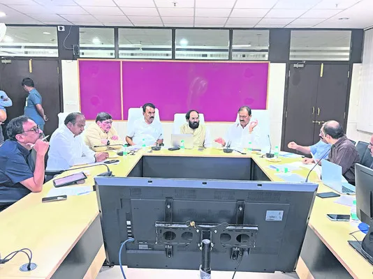 ప్రాజెక్టులపై ఉన్నతస్థాయి సమీక్ష