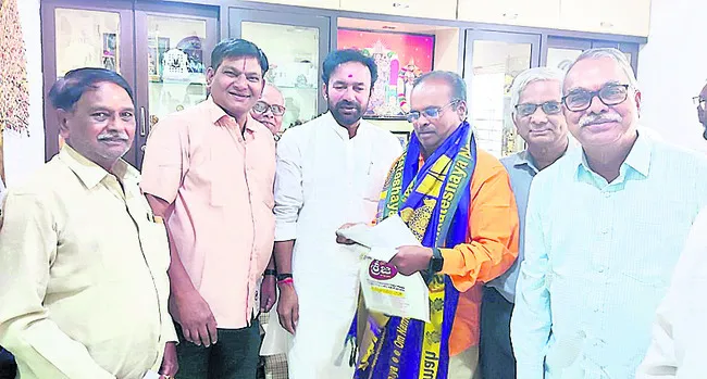 కేంద్ర మంత్రికి రిటైర్డ్‌ కార్మికుల వినతి