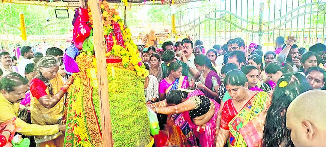 తల్లులకు తనివితీరా మొక్కులు