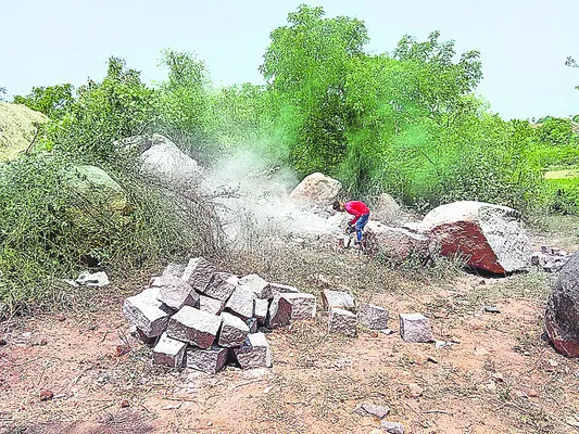తపాస్పల్లిలో అక్రమ మైనింగ్