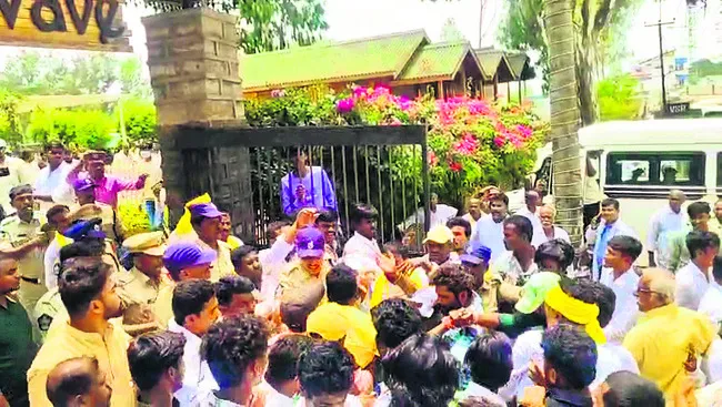 తన్నుకున్న తమ్ముళ్లు 