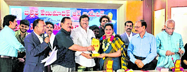 గాయని మల్లాది స్వాతికి విశిష్ట మహిళా పురస్కారం 