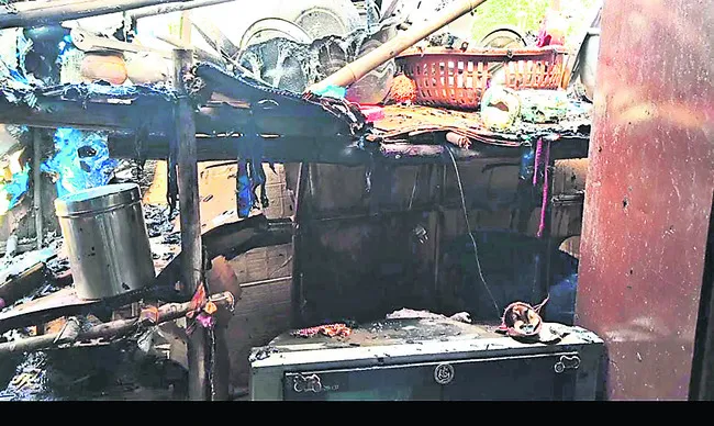 ఇల్లందలో గుడిసె దగ్ధం
