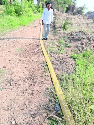 పంటను కాపాడుకునేందుకు భగీరథయత్నం