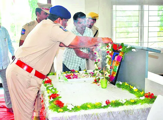 అంబేడ్కర్‌ జీవితం ఆదర్శనీయం