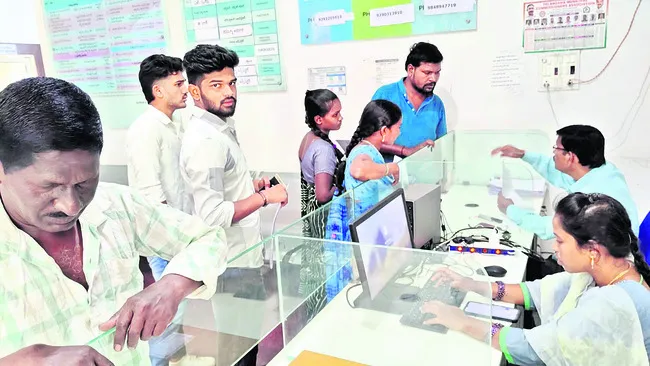 యువ వికాసానికి 31,902 అర్జీలు