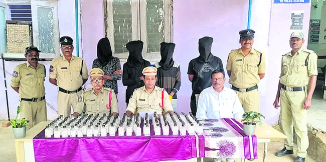 నలుగురు దేశీదారు విక్రేతల అరెస్ట్‌