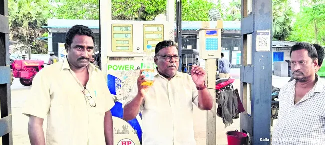 పెట్రోల్‌ బంకులో మోసంపై తహసీల్దార్‌కు ఫిర్యాదు 