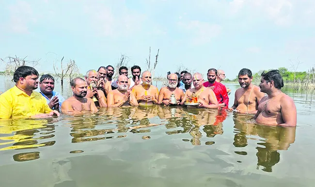 చక్రస్నానం.. తరించిన భక్త జనం