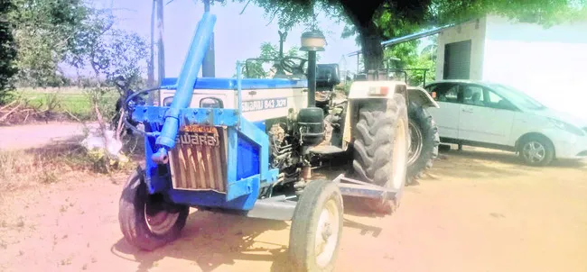 పెండింగ్‌ బిల్లు వచ్చే వరకు.. ట్రాక్టర్‌ ఇవ్వ