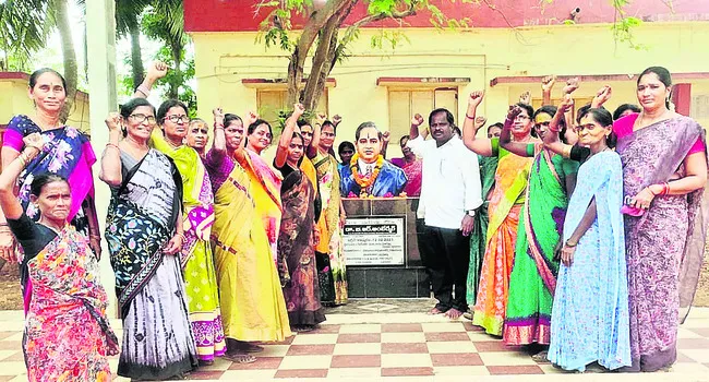 వంట బిల్లులు వెంటనే చెల్లించాలి 