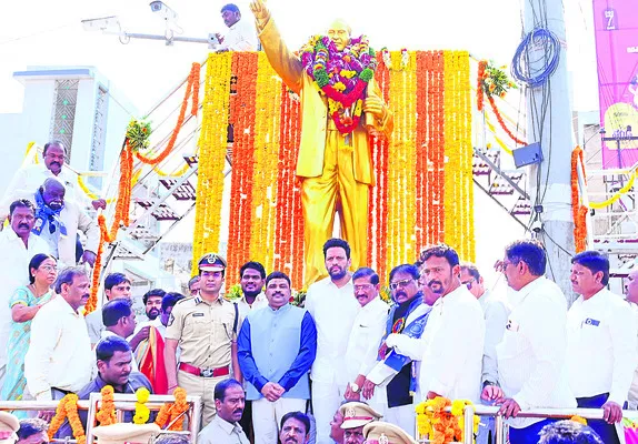 పూలమాలలతో సరిపెట్టారు!