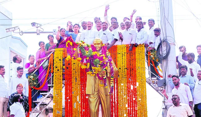 రాష్ట్రంలో రెడ్‌ బుక్‌ రాజ్యాంగం