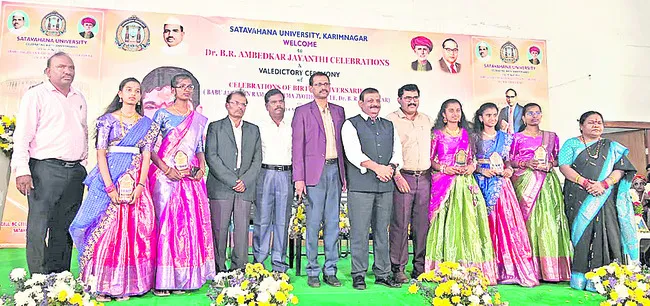 మహనీయుల    అడుగుజాడల్లో నడవాలి
