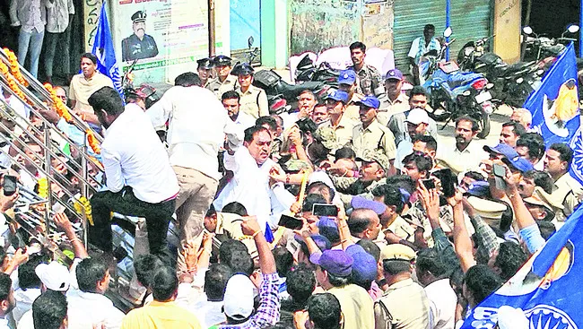 విగ్రహావిష్కరణలో ఉద్రిక్తత