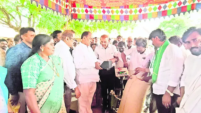 రైతు పండించిన ప్రతీ గింజ కొంటాం..