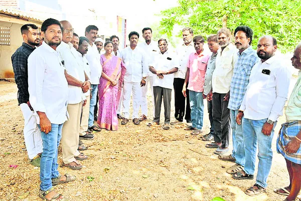 పార్టీ మారారంటూ తప్పుడు ప్రచారం 
