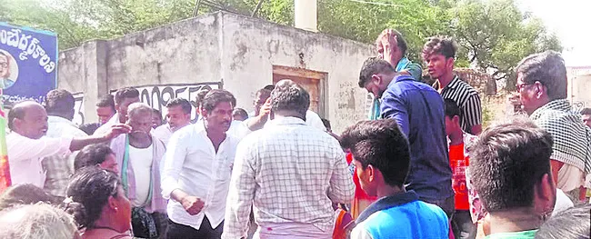 అంబేడ్కర్‌ కాలనీ నేమ్‌బోర్డు ఏర్పాటుపై ఉద్రిక్తత 