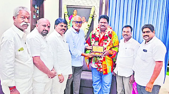 జగ్గిరెడ్డికి వైఎస్సార్‌ సీపీ శ్రేణుల అభినందనలు 