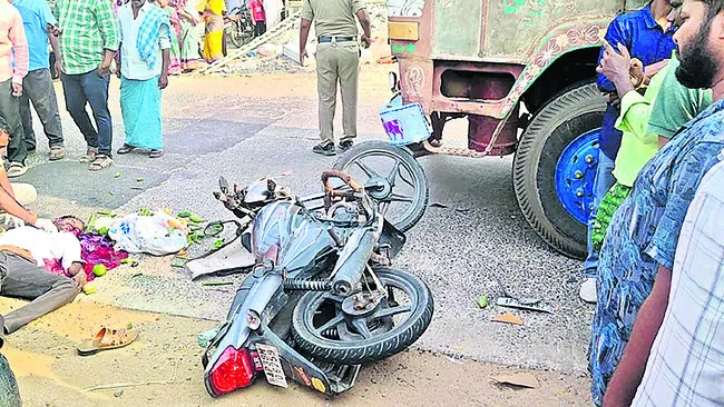 కుమారుడిని కాలేజీలో వదిలి ఇంటికెళ్తూ..