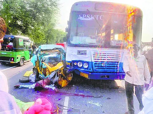 రోడ్డు ప్రమాదంలో ఆటో డ్రైవర్ మృతి
