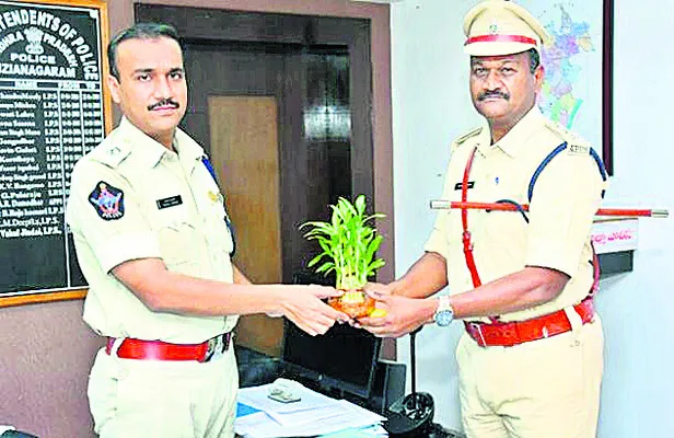 మహిళా పోలీస్స్టేషన్ డీఎస్పీగా గోవిందరావు బాధ్యతల స్వీ