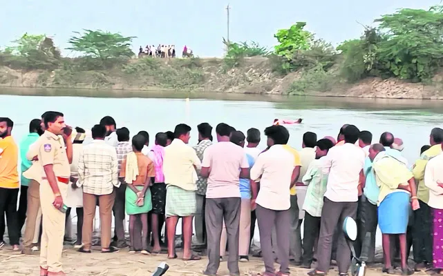 చెరువులో పడి ఇద్దరి గల్లంతు 
